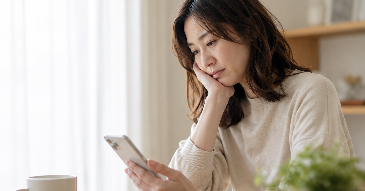 婚活資料を確認している女性の仮サンプル画像